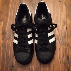 EUC Black and white Adidas Superstar sneakers.